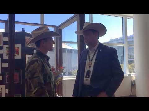 Johnny Holloway intervievându-l pe Joel Cowley Președinte și CEO al Houston Livestock Show and Rodeo