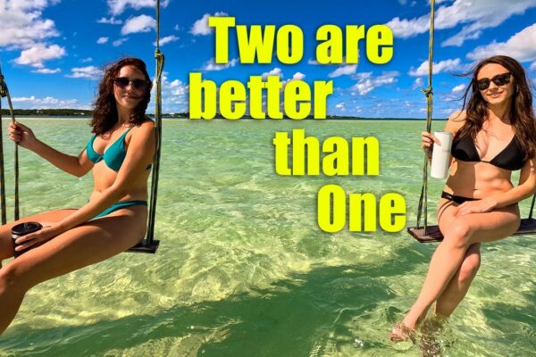 Două fete sunt mai bune decât una - Plaja Tahiti