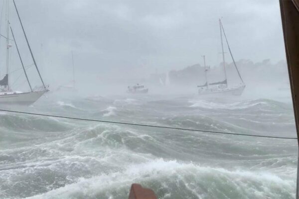 Tehnicianul de ambarcațiuni filmează furtuna la Cape Cod