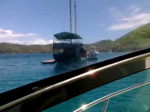 Willy T sosire cu barca în Insulele Virgine Britanice