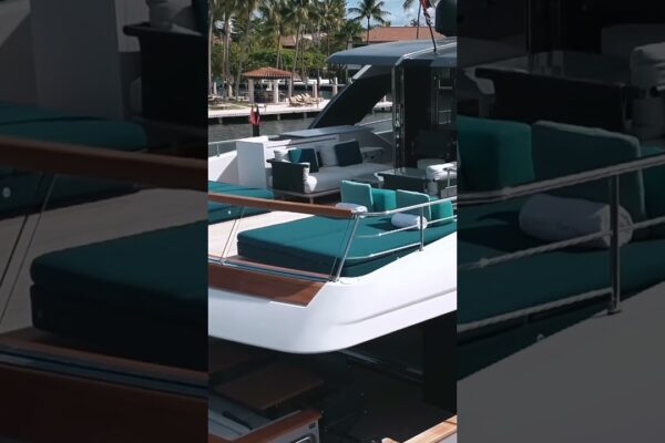 2021 San Lorenzo SD96 brokeraj la MarineMax Yachts din Naples, FL.  Reducere majoră de preț!  #yachting