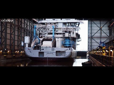 Strângerea a mii de tone de navă (OceanXplorer plutește pentru prima dată)