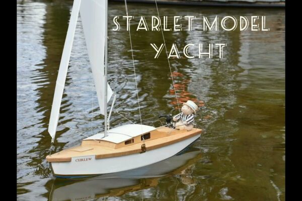 Starlet Model Yacht - Instalare vele și cârmă pentru control radio.