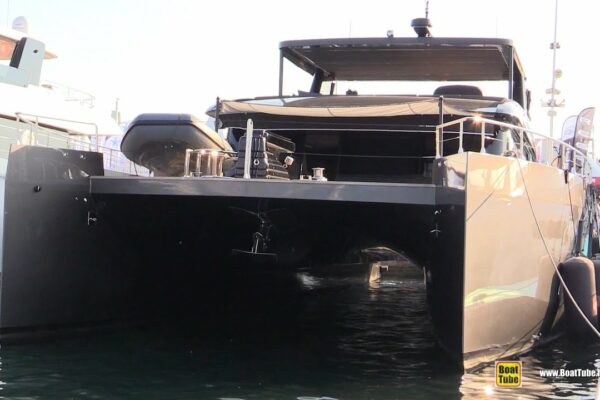 Catamaran cu putere de lux Vision F 80 2022 - Tur walkaround - Festivalul de iahting de la Cannes 2021