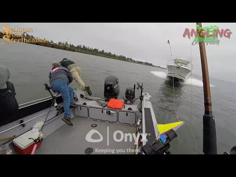 Pescar surprins în videoclip sărind în apă pentru a evita accidentul