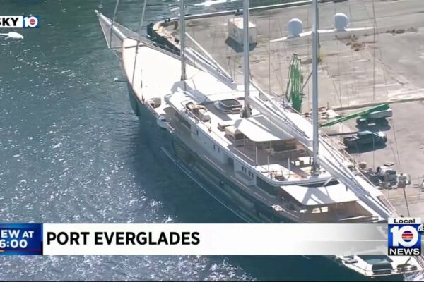 Jeff Bezos acostează iahtul la Port Everglades