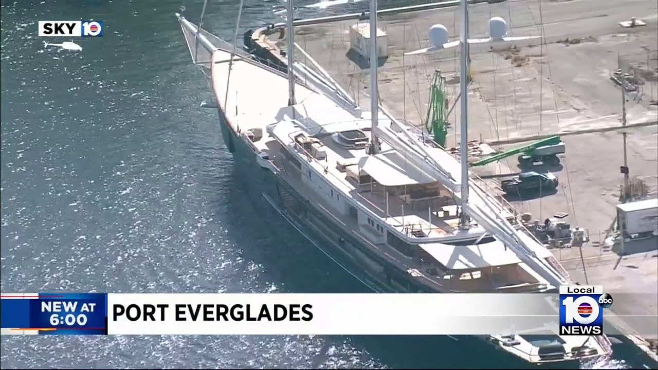 Jeff Bezos acostează iahtul la Port Everglades