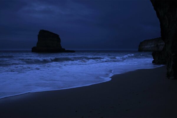 Adormiți cu sunete relaxante ale valurilor pe timp de noapte, sunete joase ale oceanului pentru un somn profund