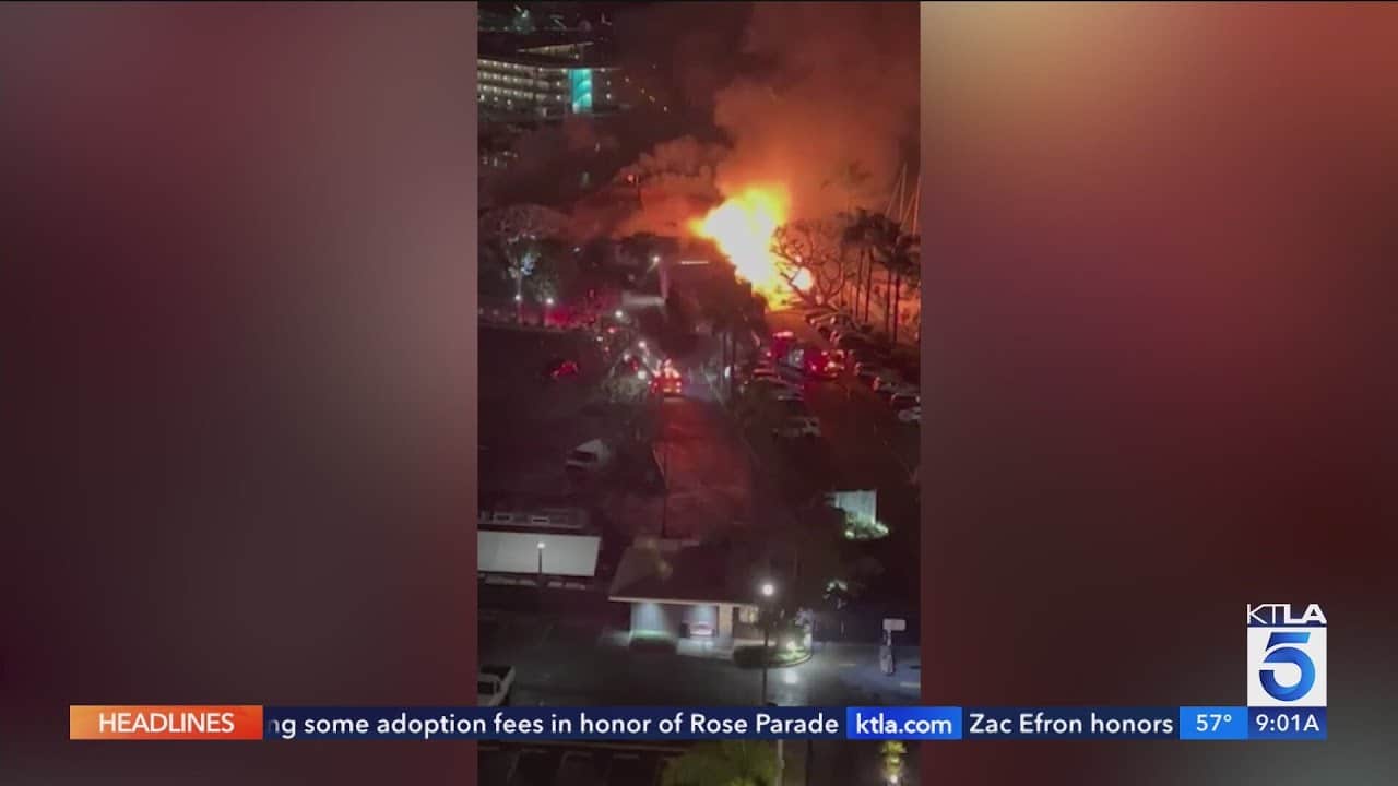 Un incendiu masiv distruge clubul de iaht din anii '60 din Marina del Rey