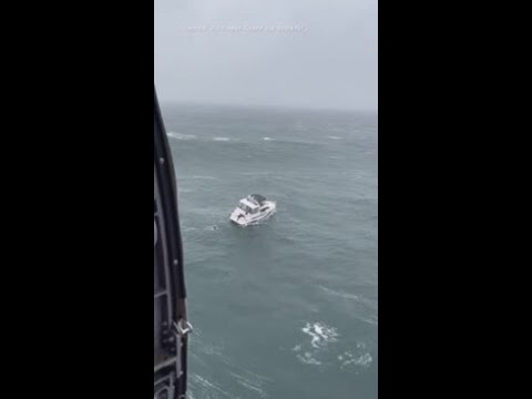 Un val uriaș răsturnează o barcă în mijlocul unei încercări de salvare în largul coastei Oregonului