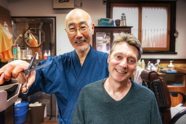 💈 Tunsoarea, spălarea părului și masajul capului: măiestria relaxantă a frizeriei japoneze în frizeria Yamaguchi din anii 1920