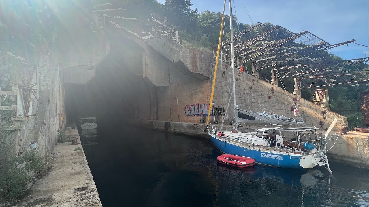 Explorarea unui tarc de submarin abandonat din Muntenegru