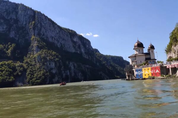 Plimbare cu barca pe Dunăre la Cazane