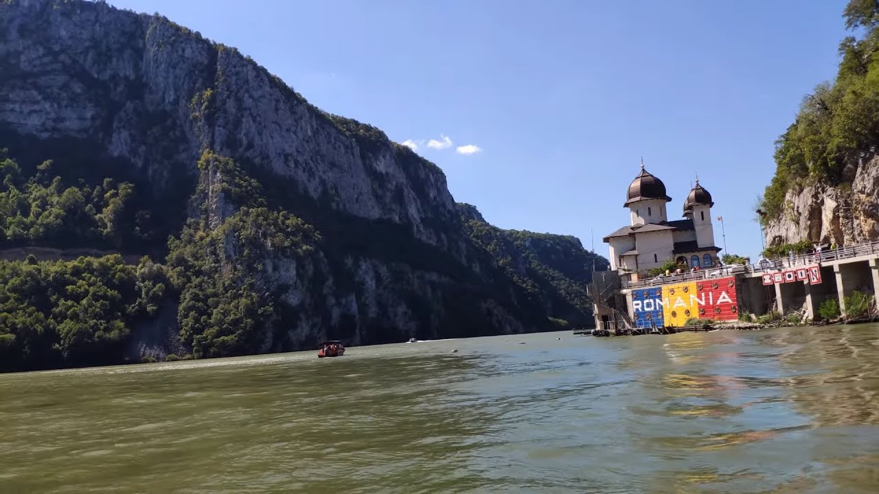 Plimbare cu barca pe Dunăre la Cazane