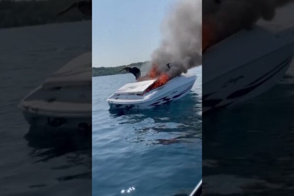 Două persoane au fost salvate de pe o barcă în flăcări înainte de explozie
