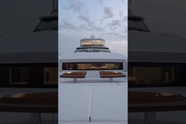 2021 Hatteras 105 RPH la MarineMax Yachts din Napoli, FL @yachtsalesbyjamescorts #hatteras #yachting