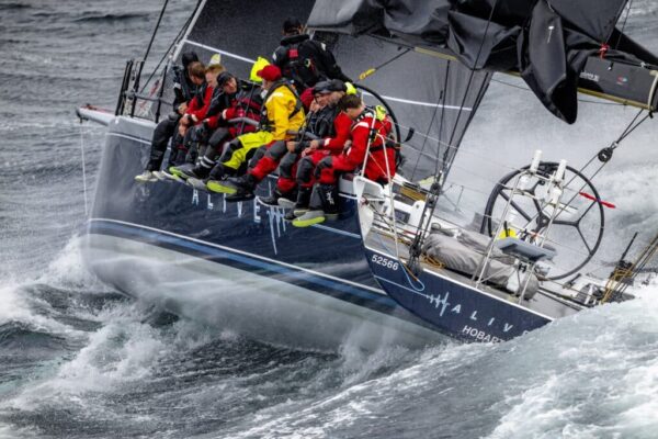 Alive navighează către o altă victorie în cursa Sydney Hobart |  Lumea navigației