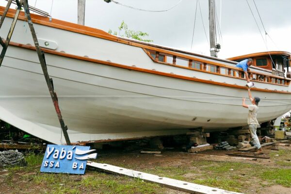 Proiect de restaurare ambarcațiuni din lemn: baterii cu litiu și antifouling — Sailing Yabá 182