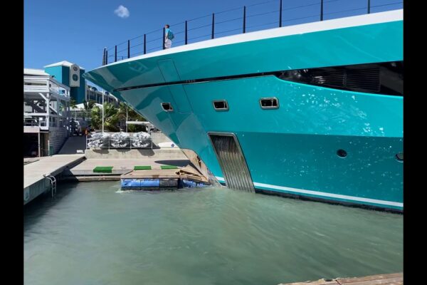 MotorYacht GO distruge docul Sint Maarten Yacht Club