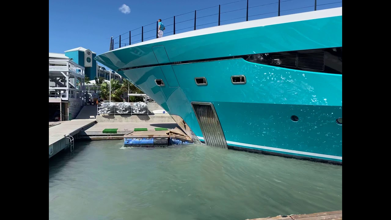 MotorYacht GO distruge docul Sint Maarten Yacht Club