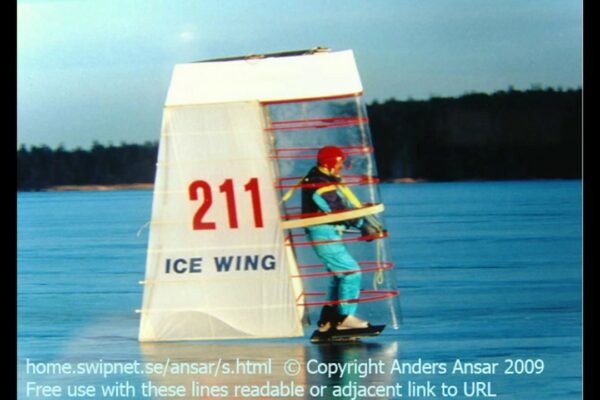 „Aripă de gheață” Sail-in-Wing skatesail.  Viteza maximă 70 mph, 110 km/h.  Conduce marinar de zmeu.  Navigă pe o singură patină