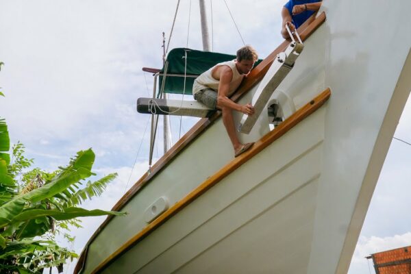 Instalarea rolei de prora de ancorare a lui Yabá (reconstituire completă a bărcii) — Sailing Yabá 187