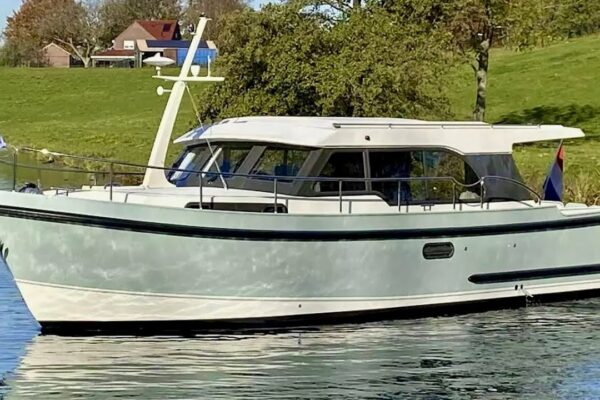 Tur de iaht de 330.000 GBP: Linssen 35 SL Sedan