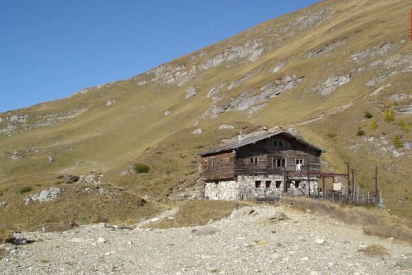 Cabana Caraiman din munții Bucegi scoasă la vânzare