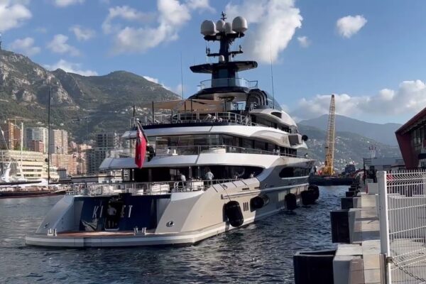 LURSSEN * KISMET 95,2 m, 200 de milioane USD Yacht charter de lux * Maneouver de andocare complet @emmansvlogfr