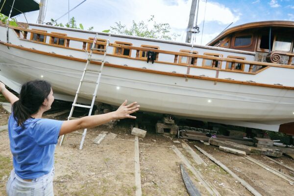 Restaurare barcă din lemn salvată: Lumini subacvatice, Cameră, Acțiune!  — Sailing Yabá 195