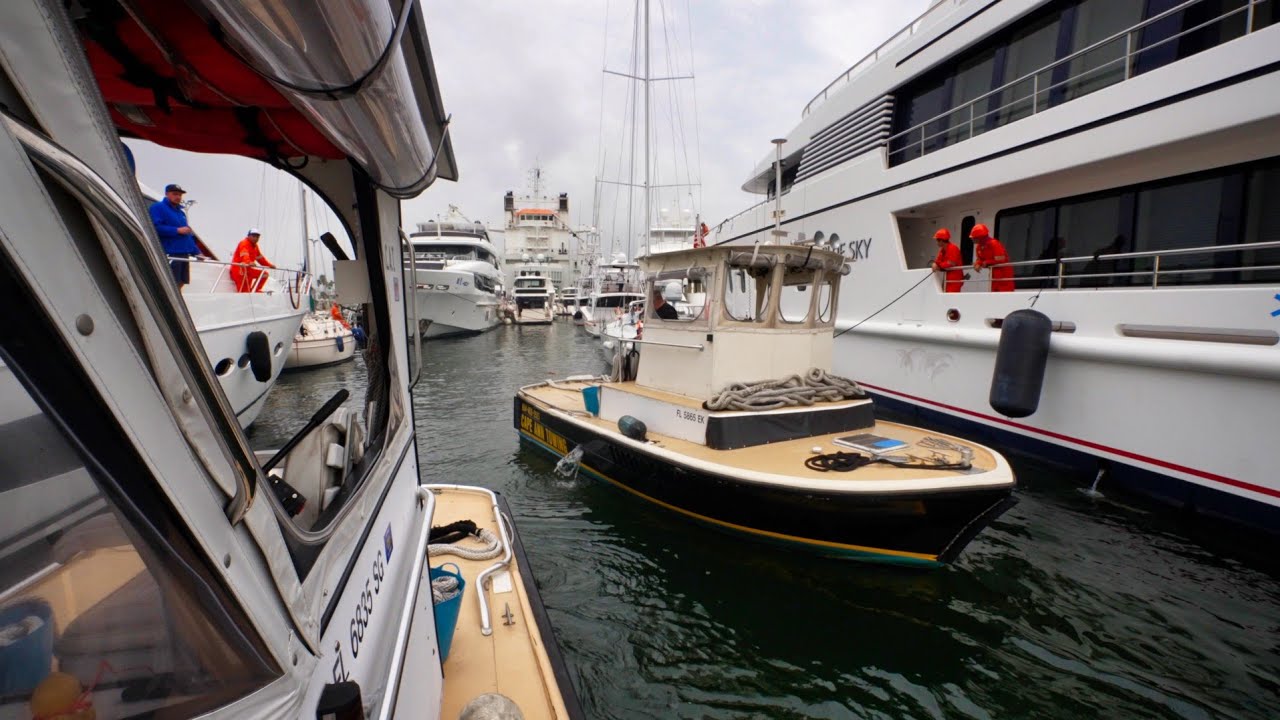 Descărcare nave de transport de iahturi în Port Everglades!  Remorcherele sunt în standby (Seria Remorcher)