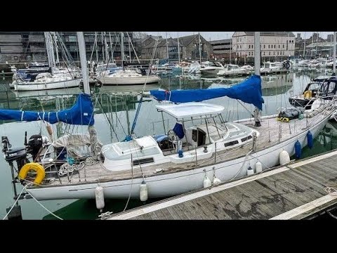 Transformând această barcă eBay de 17.000 lire sterline într-o casă offshore!!  Montare panouri solare!!