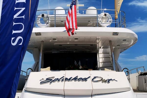 Iaht de lux, Splashed Out, sosind la Marele Premiu din Sankt Petersburg |  Sunburst Yacht Charters