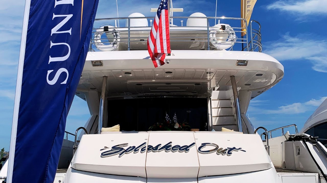 Iaht de lux, Splashed Out, sosind la Marele Premiu din Sankt Petersburg |  Sunburst Yacht Charters