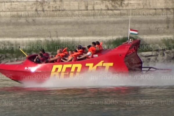 Turiştii călătoresc cu barca cu motor pe fluviul Dunărea în Budapesta, Ungaria