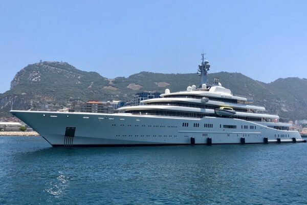 Roman Abramovici Mega Yacht ECLIPSE de 163 m de 1,2 miliarde de dolari în Gibraltar