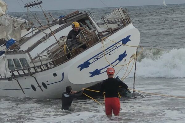 Salvamarii încearcă să îndepărteze barca pe plajă din Playa del Rey