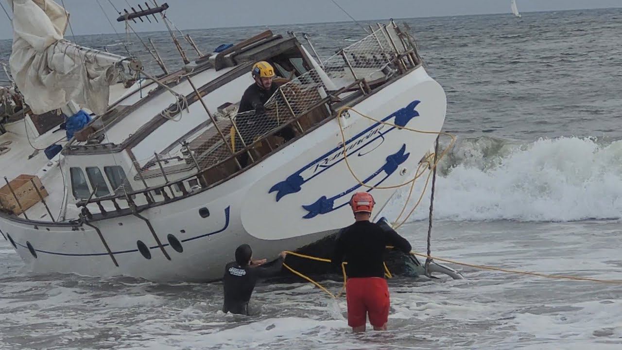 Salvamarii încearcă să îndepărteze barca pe plajă din Playa del Rey