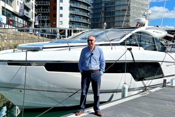 Tur cu iaht de 550.000 GBP: Fairline Targa 40