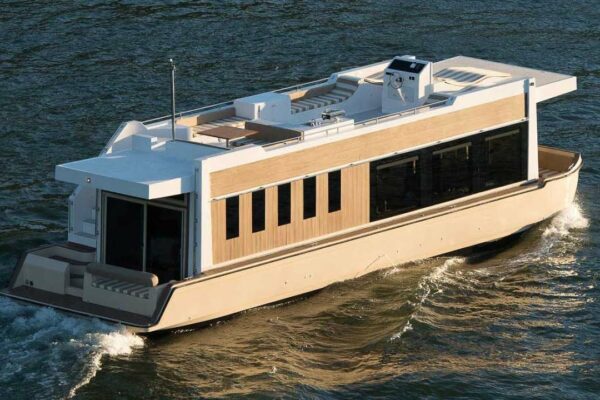 49' Crossover Houseboat: o evoluție în yachting