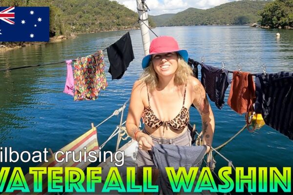 Offgrid care trăiește pe o barcă cu pânze mică în Australia;  Colectarea apei de cascadă pentru spălat rufe!