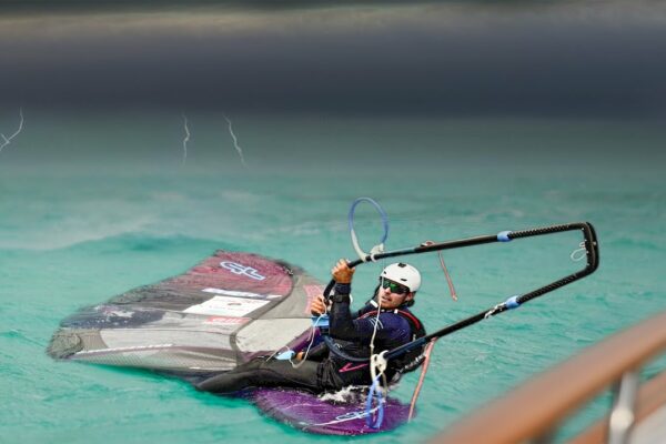 ⛈️ DRAMA NOASTRĂ DE FURTUNĂ în timp ce facem windsurf în paradis