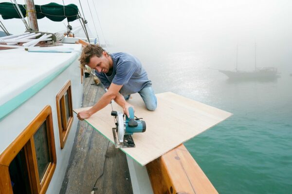 Boat Life: Construirea toaletei noastre pe mare și navigarea prin ceață — Sailing Yabá 211