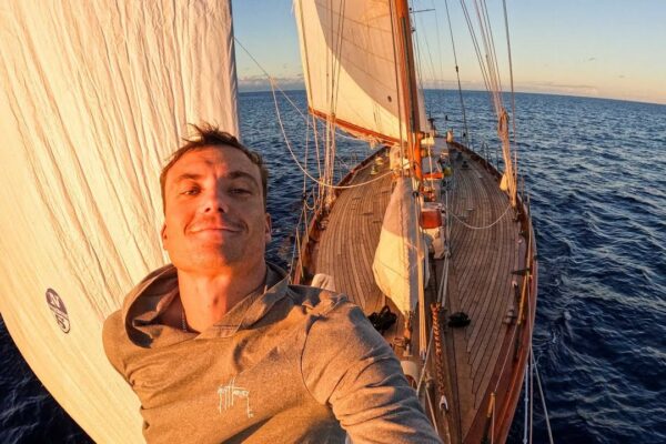 Navigați cu un frumos Classic Yawl (Fife) de 70 de picioare în Pacificul de Sud!