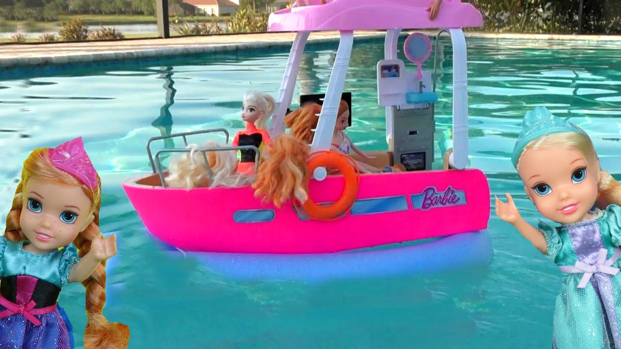 Ziua cu barca!  Elsa și Anna copii mici - navigație - înot - păpuși Barbie