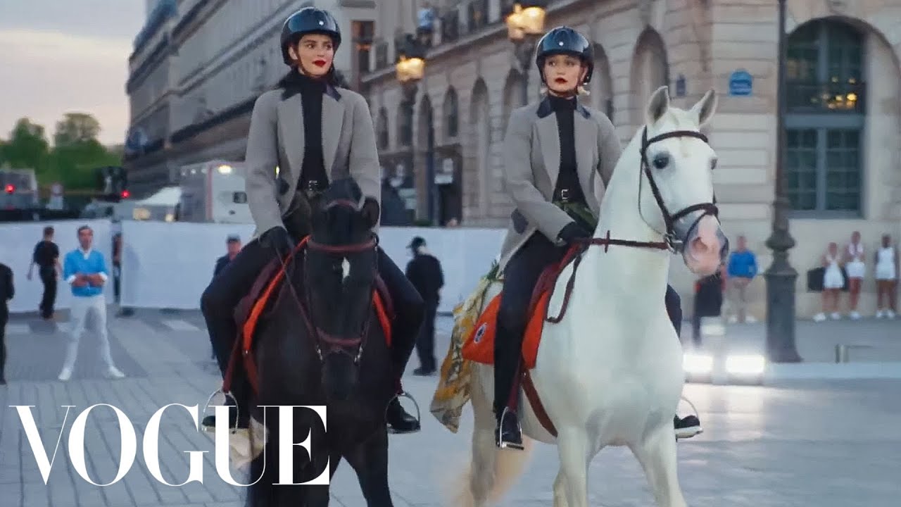 Kendall Jenner și Gigi Hadid sosesc călare la Vogue World: Paris |  Vogă