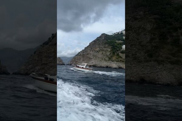 Undeva cineva navigând pe Marea Mediterană lângă Coasta Amalfi🩵 #amalfi #mediterranean #italia