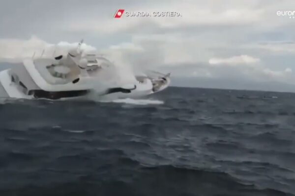 Un iaht de lux de 40 de metri, scufundat în Mediterană. La salvare a participat și o navă românească