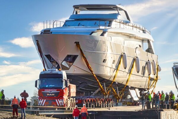 Transport de mega-yacht / transport greu la locul de expoziție |  Boot 2020