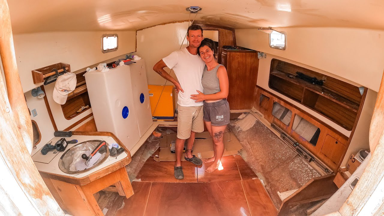 Cuplu reconstruind o barcă cu pânze americană epavată